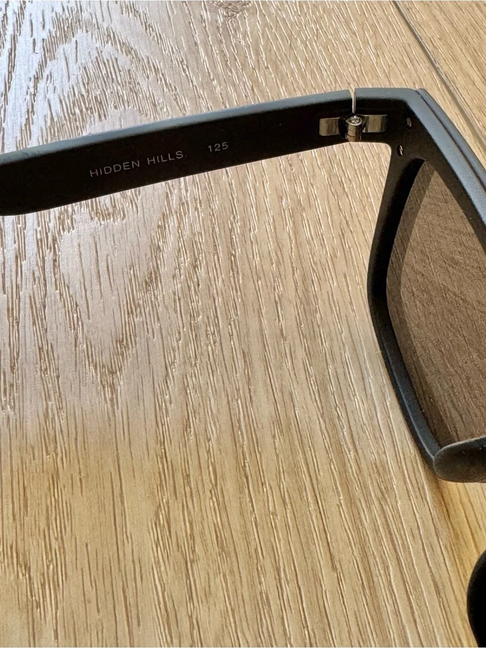 QUAY x KYLIE Limited Ed Sunglasses + Original Protective Pouch